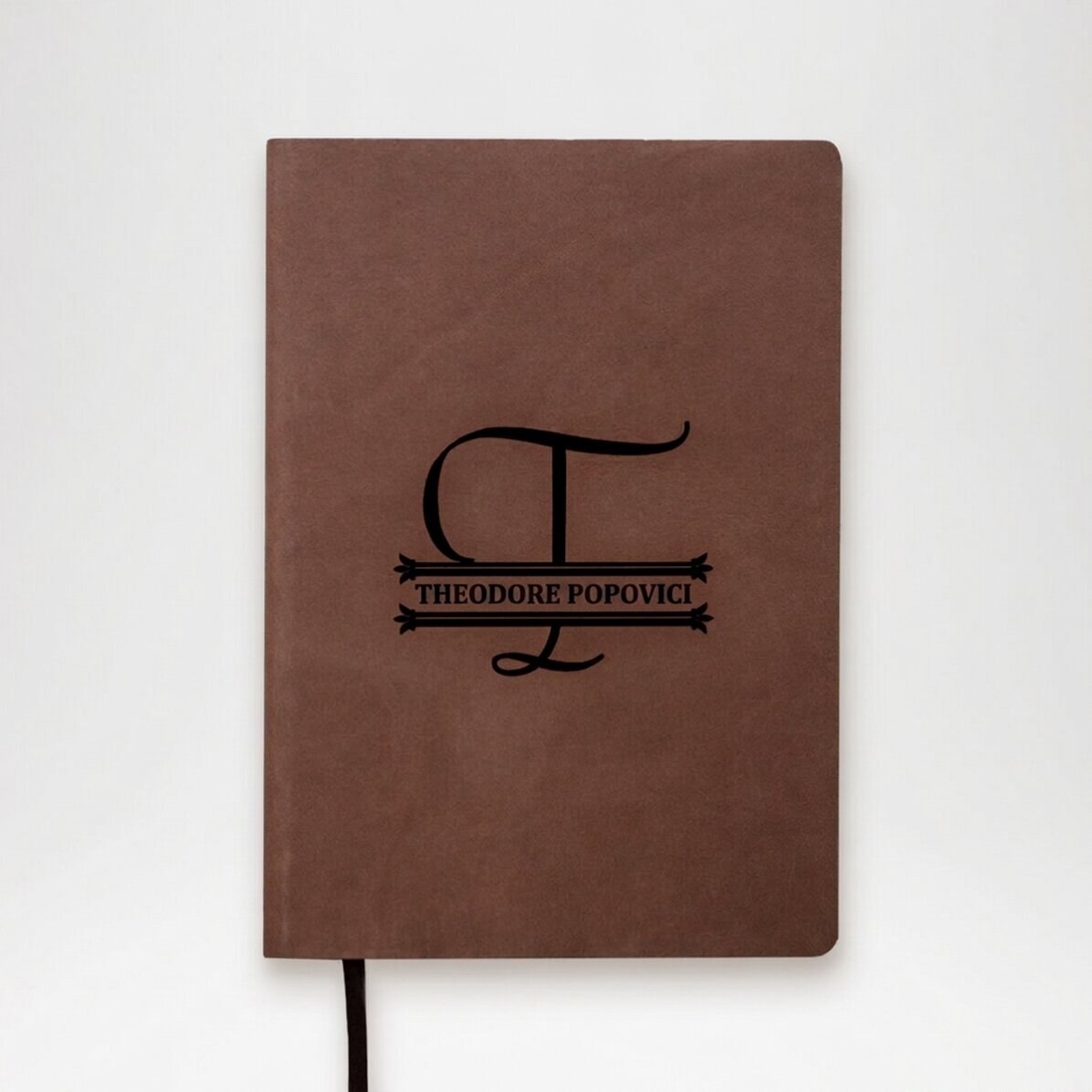 Personalisierter Lederkalender mit Monogramm und Namen in der Mitte – Modell 2
