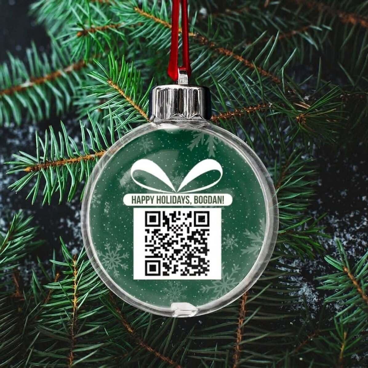 Individuell gestaltete, beidseitig bedruckte, transparente Kugel mit einem Foto und einem QR-Code