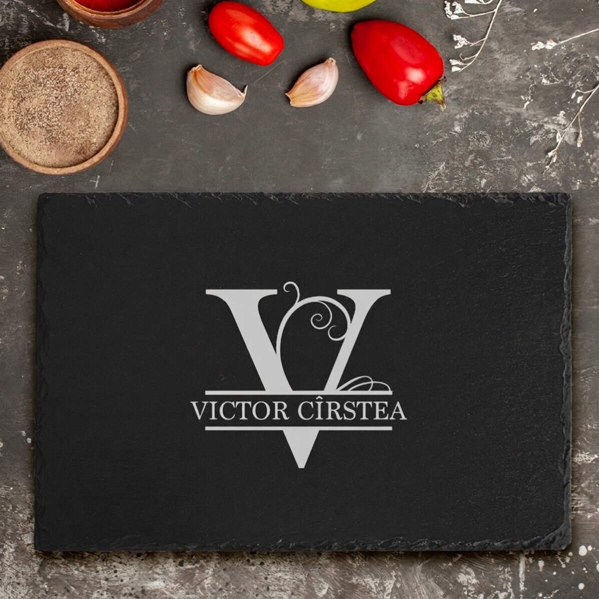 Individuell gravierte Schieferplatte mit Monogramm und Text