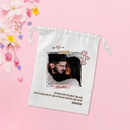 Kleiner Geschenksack, individuell gestaltet mit einem Foto und einem Text – „In love“