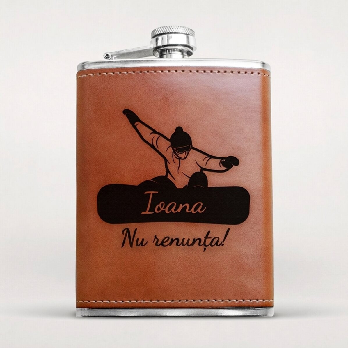 Mit Leder ummantelte Taschenflasche, individuell mit Namen und Botschaft gestaltet – Snowboard