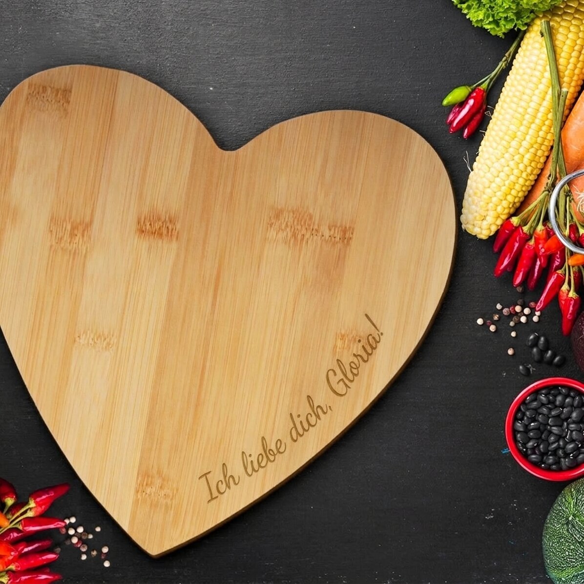 Personalisierter Herz-Schneidebrett mit Schriftzug – Love