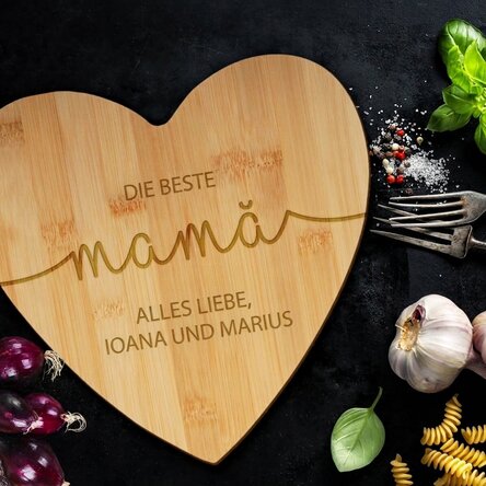 Personalisierter Herz-Schneidebrett mit Schriftzug – „Best mom“