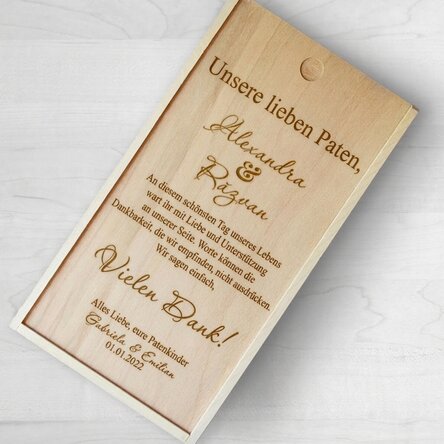 Personalisierte Geschenkbox aus Holz mit Dankesbotschaft für die Paten