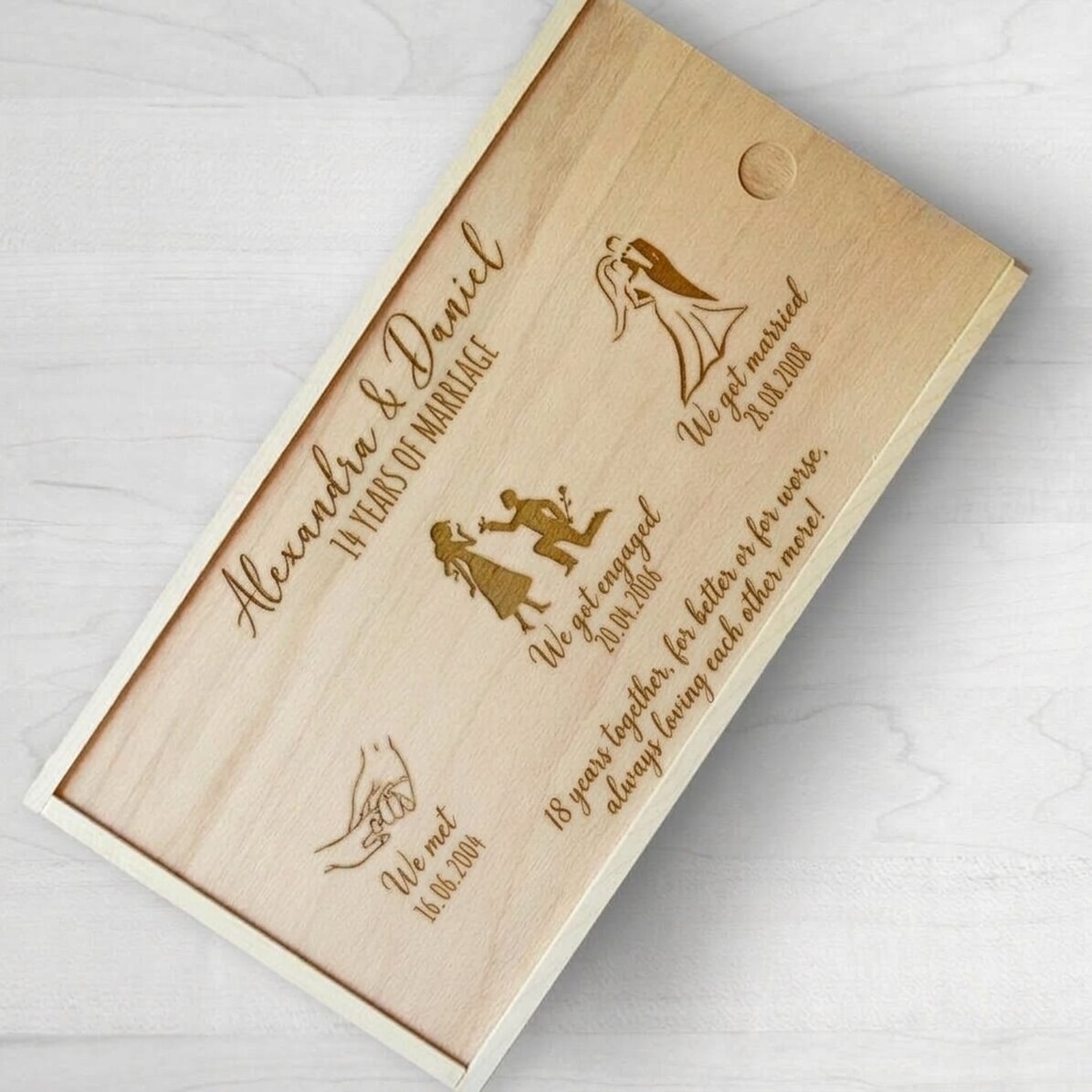 Personalisierte Geschenkbox aus Holz mit den schönsten Momenten der Hochzeit