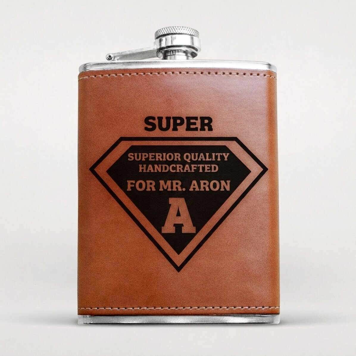 Mit Leder ummantelte Taschenflasche, personalisiert mit einer Initiale – Erou