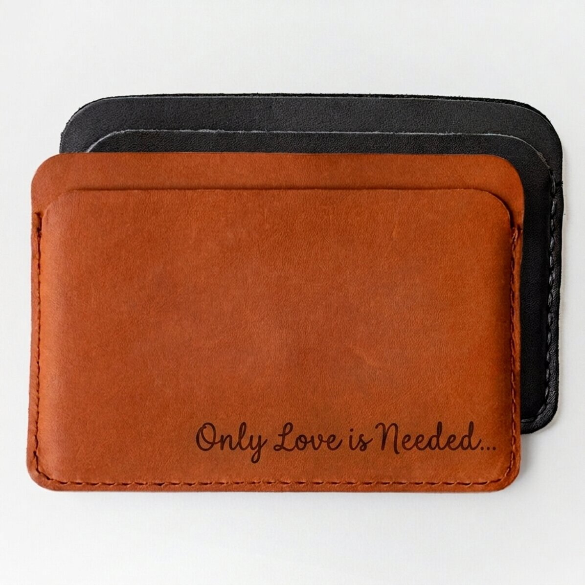 Personalisierte Lederbrieftasche mit Spruch – „Love is all you need“