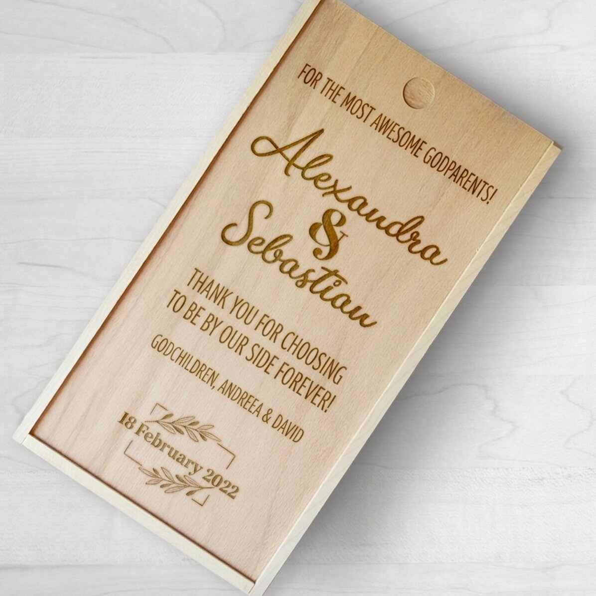 Personalisierte Geschenkbox aus Holz mit Datum und Widmung – Für die tollsten Paten!