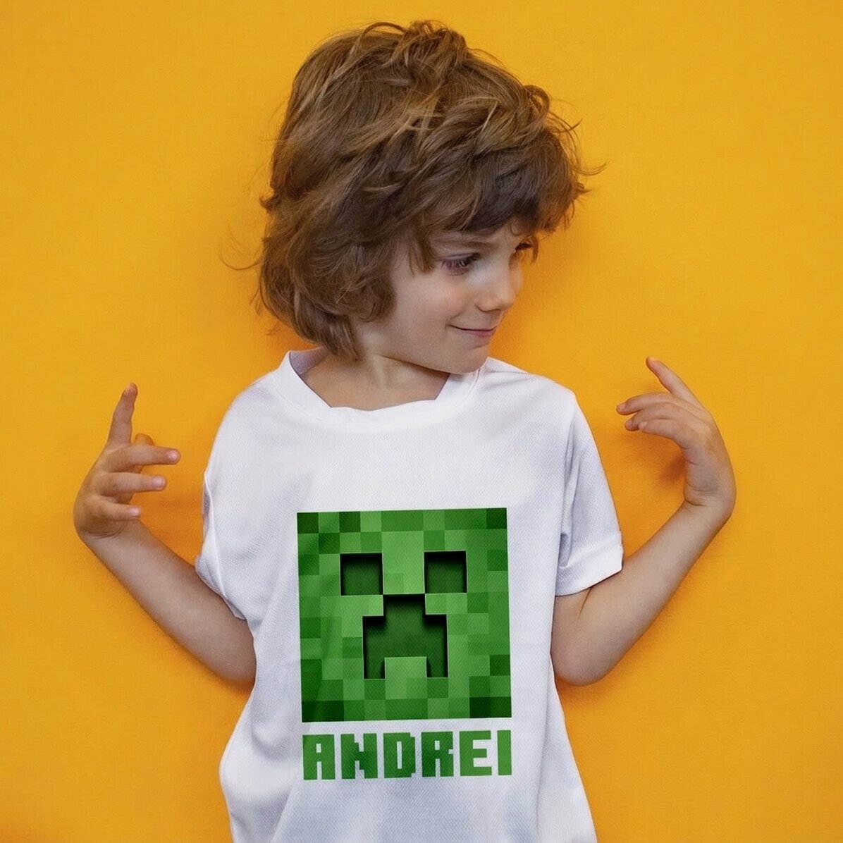 Personalisiertes Sport-T-Shirt für Kinder mit Spielfigur und Namen – Meine Welt