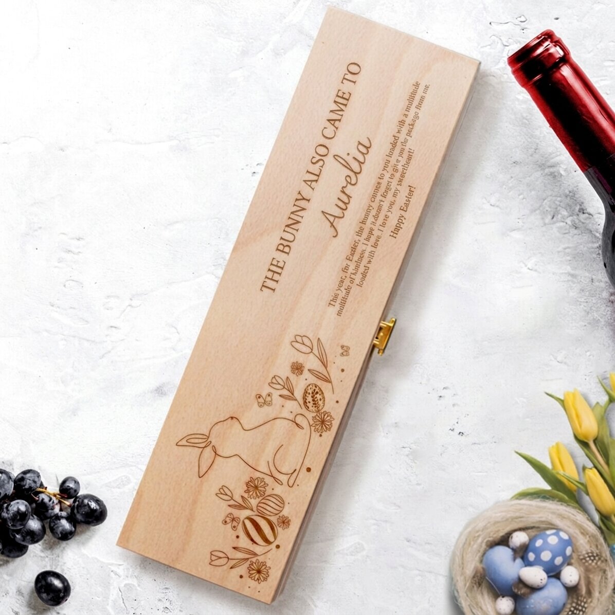 Personalisierte Weinkiste mit Ostergruß – Hase mit Blumen