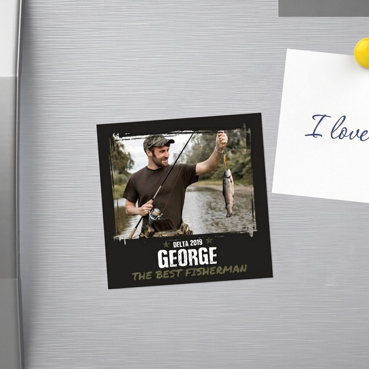 Individuell gestalteter Magnet 10x10 mit Foto und Text – Der beste Angler