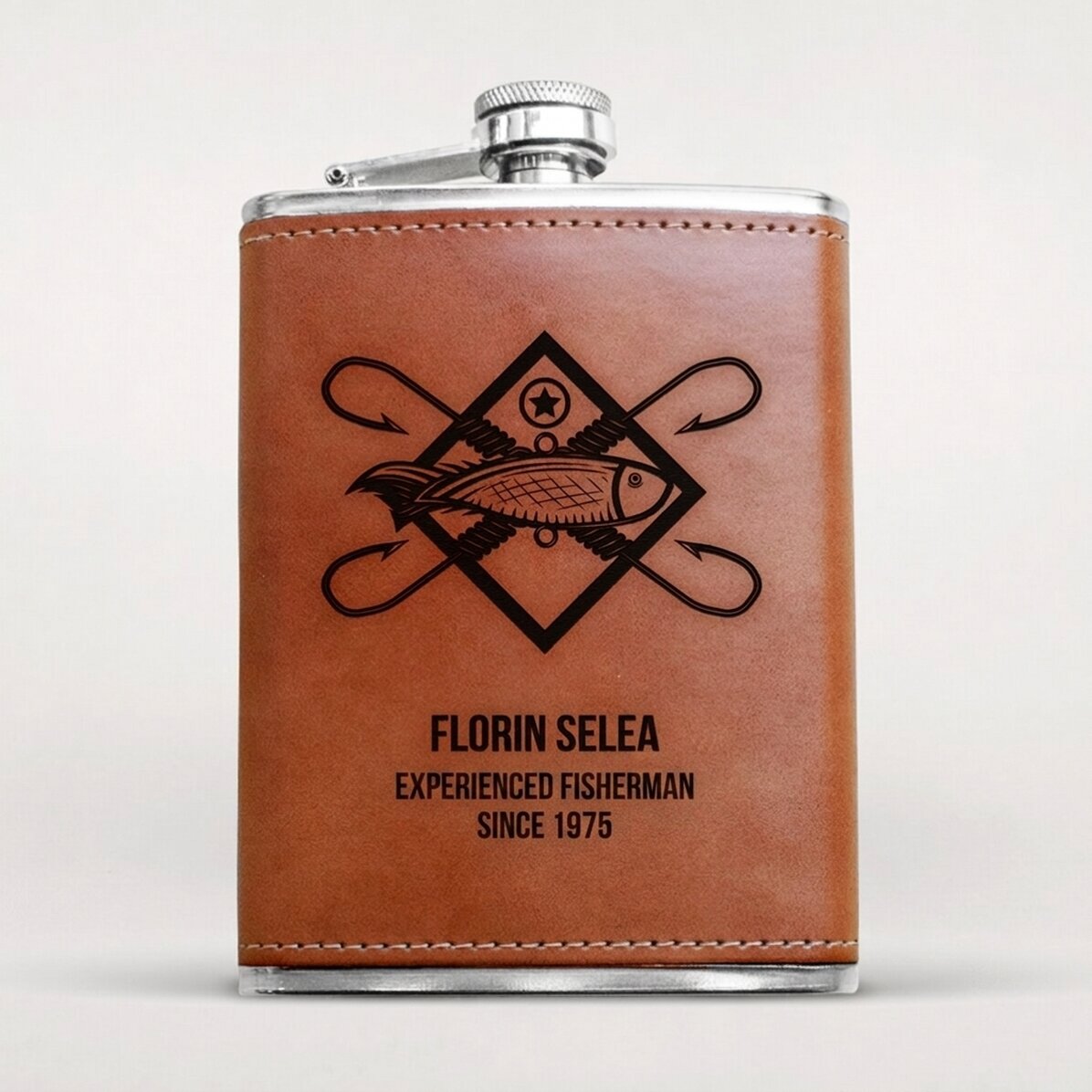 Mit Leder ummantelte Taschenflasche, individuell mit einem Text für Angler bedruckt