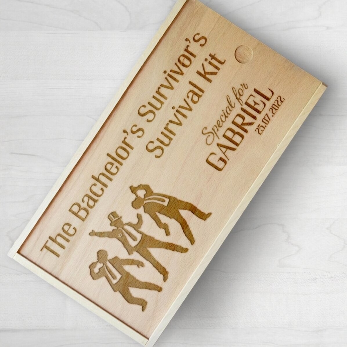 Personalisierte Geschenkbox aus Holz mit Botschaft – Überlebensset für den Junggesellenabschied