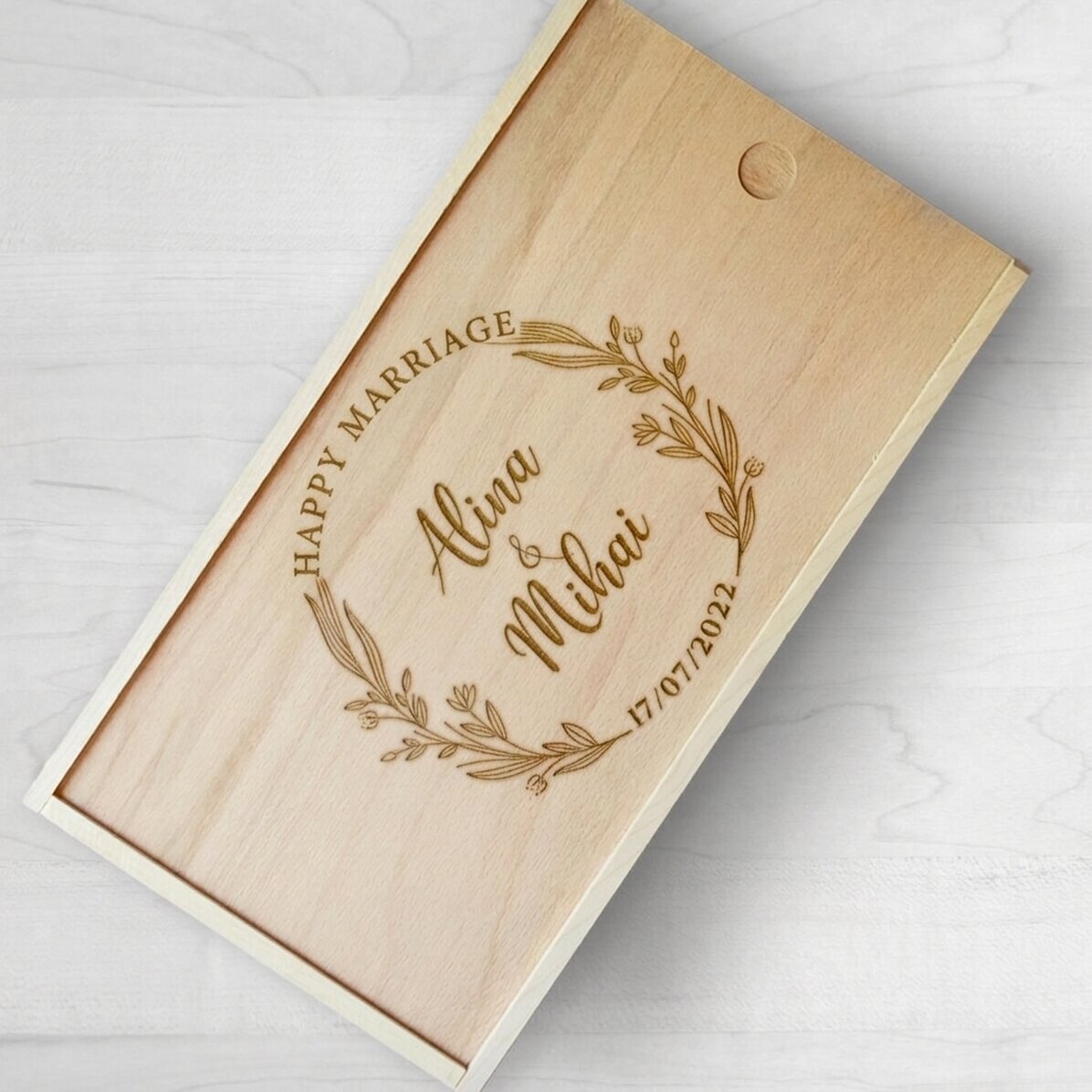 Personalisierte Geschenkbox aus Holz mit Aufschrift – Mit lieben Grüßen