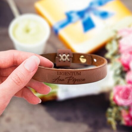 Personalisiertes Lederarmband mit Botschaft – Eigentum von Frau