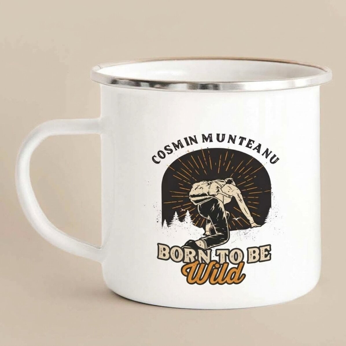Emaillierter Metallbecher mit Spruch für Angler – Born to be adventurous