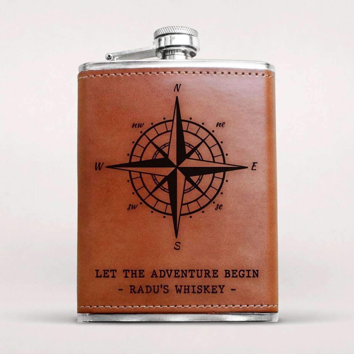 Mit Leder ummantelte Taschenflasche, individuell mit Text bedruckt – Busola