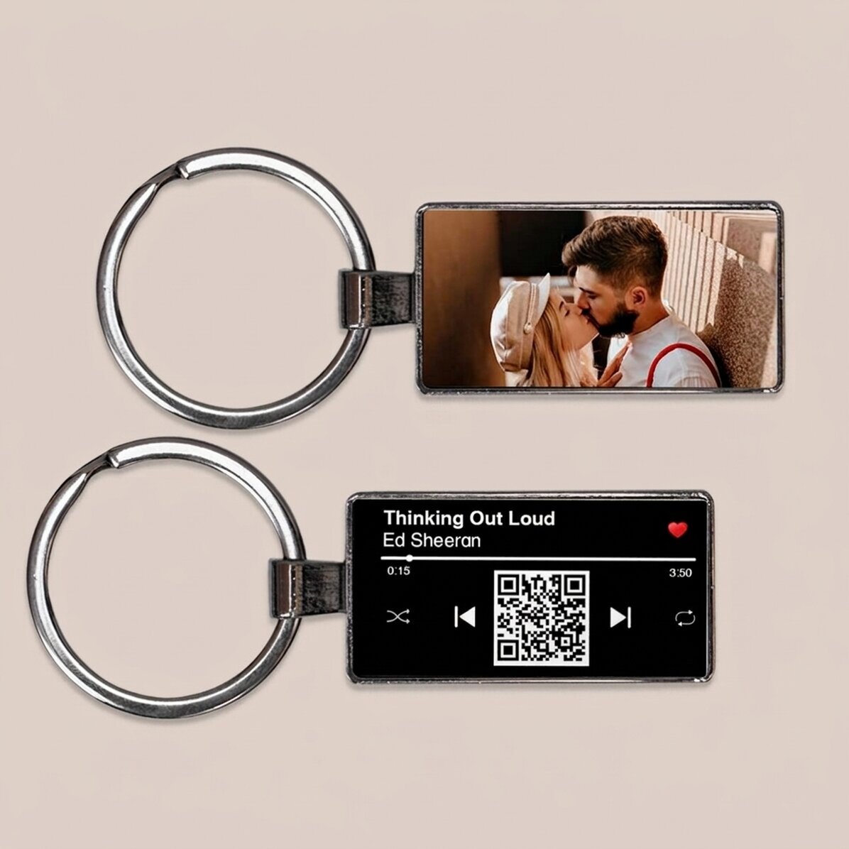 Personalisierter Schlüsselanhänger mit Foto und QR-Code – Unser Lied