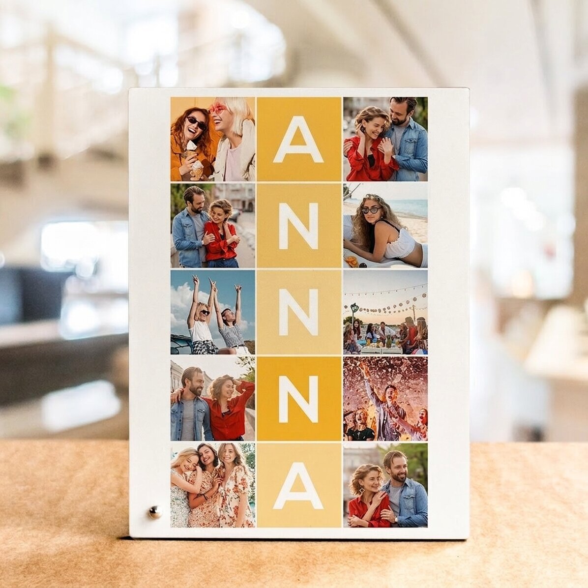 Personalisierter Fotorahmen für den Schreibtisch mit 10 Fotos und einem 5-Buchstaben-Namen in vertik