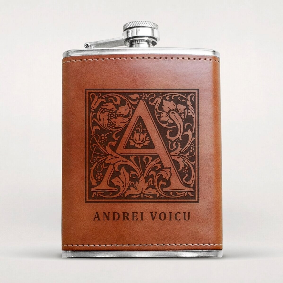 Personalisierte, mit Leder bezogene Taschenflasche mit Text – Monogramm und Name