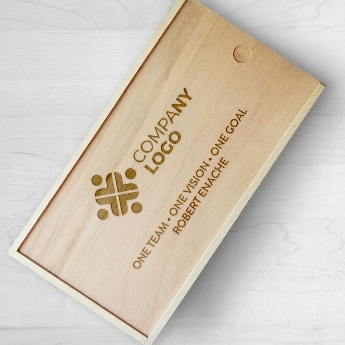 Personalisierte Geschenkbox aus Holz mit Logo und Text