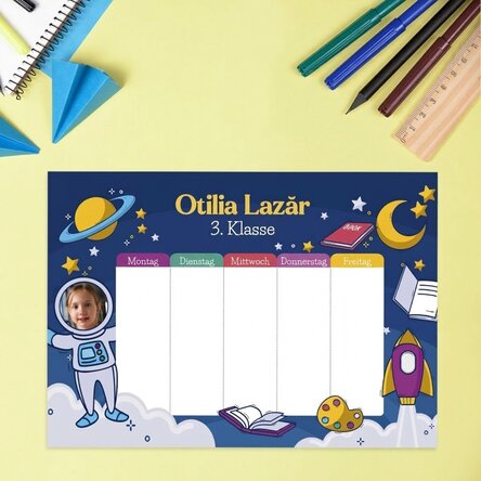 Individuell gestalteter Stundenplan mit Foto und Text – Astronaut