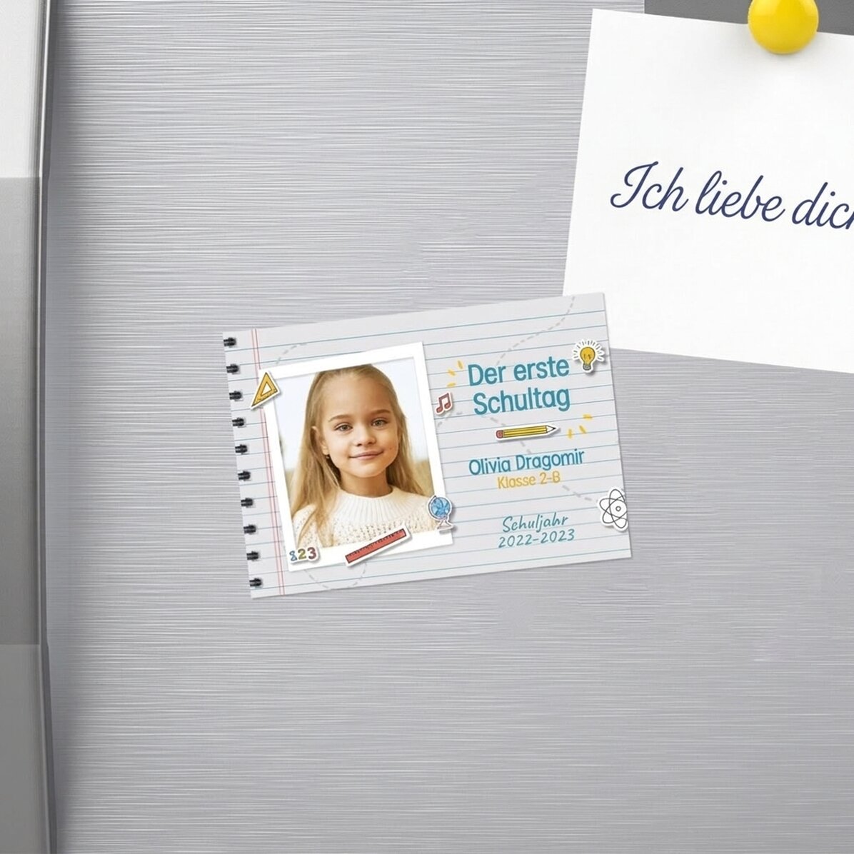 Individuell gestalteter Magnet (10 x 7 cm) mit Foto und Text – Der erste Schultag
