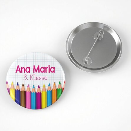 Personalisiertes Button mit Text – Buntstifte