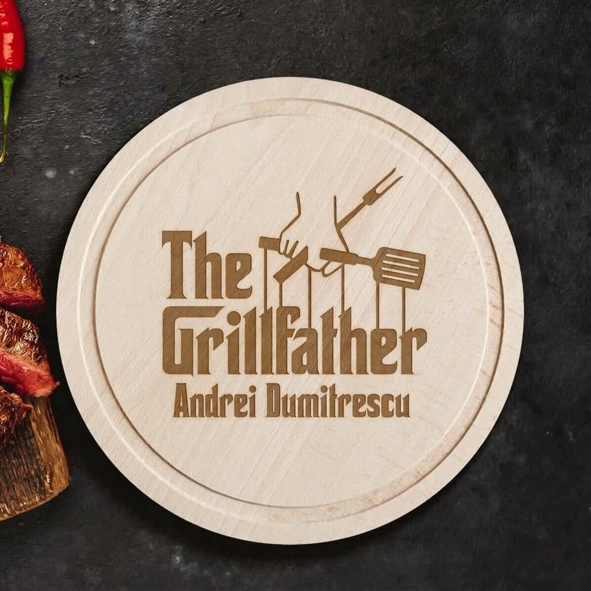 Individuell gestalteter runder Hackblock mit Text – The Grillfather