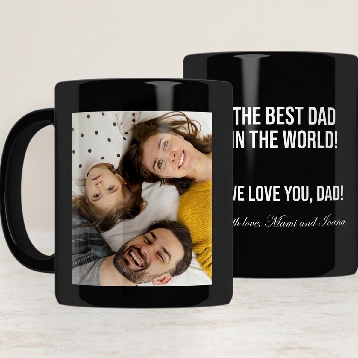 Personalisierte schwarze Tasse mit einem Foto und einer Botschaft