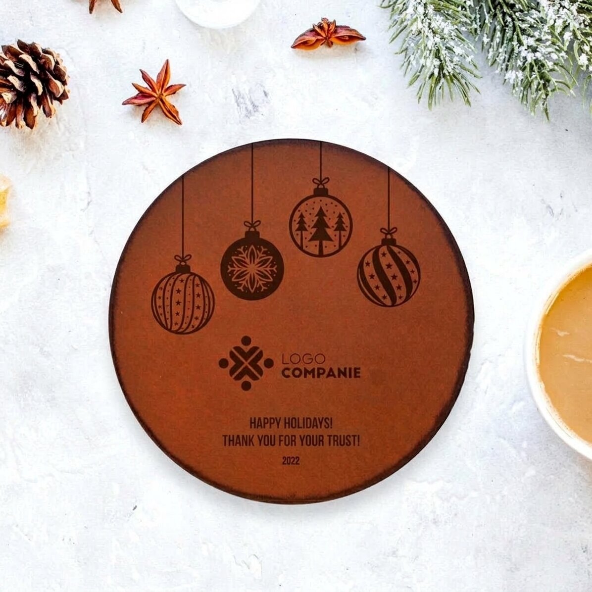 Personalisierter Untersetzer aus Leder mit Logo und Botschaft – Weihnachtskugel