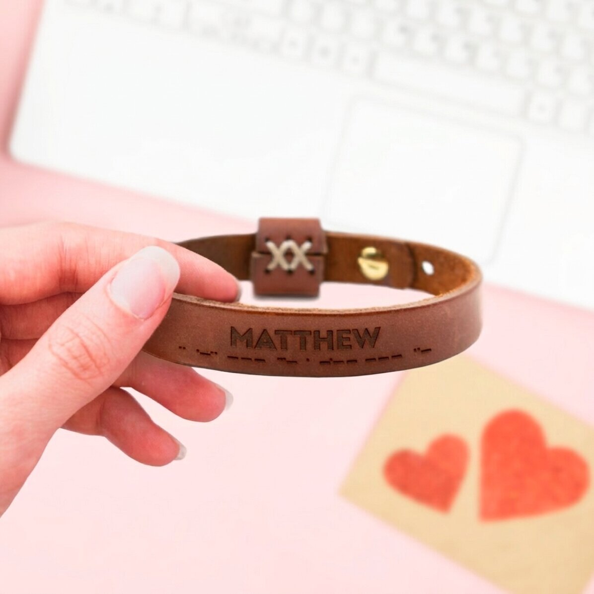 Personalisiertes Lederarmband mit der Botschaft „Ich liebe dich“ im Morsecode