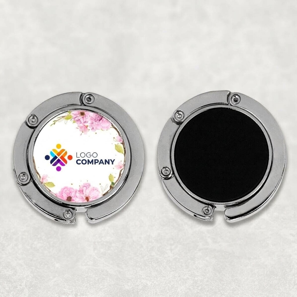 Individuell gestalteter Taschenhalter für den Tisch mit Logo und Blumenmuster