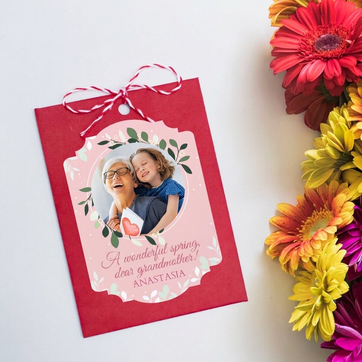 Individuell gestalteter Martisor zum Einpflanzen mit einem Foto und einer Botschaft für die Großmutt