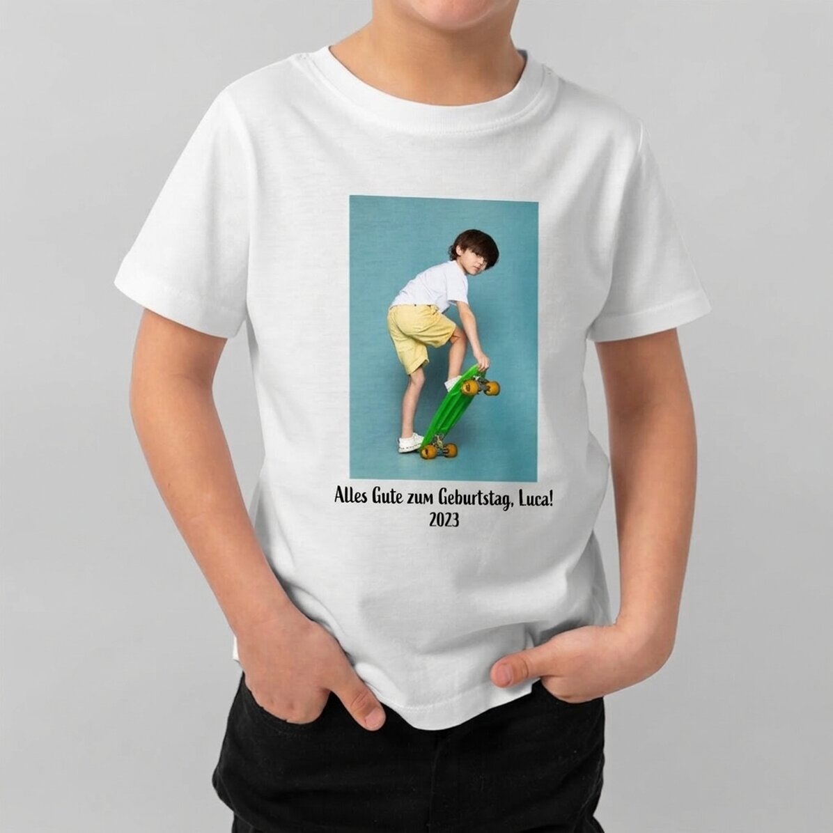 Baumwoll-T-Shirt für Kinder, individuell gestaltet mit einem Porträtfoto und einem Text