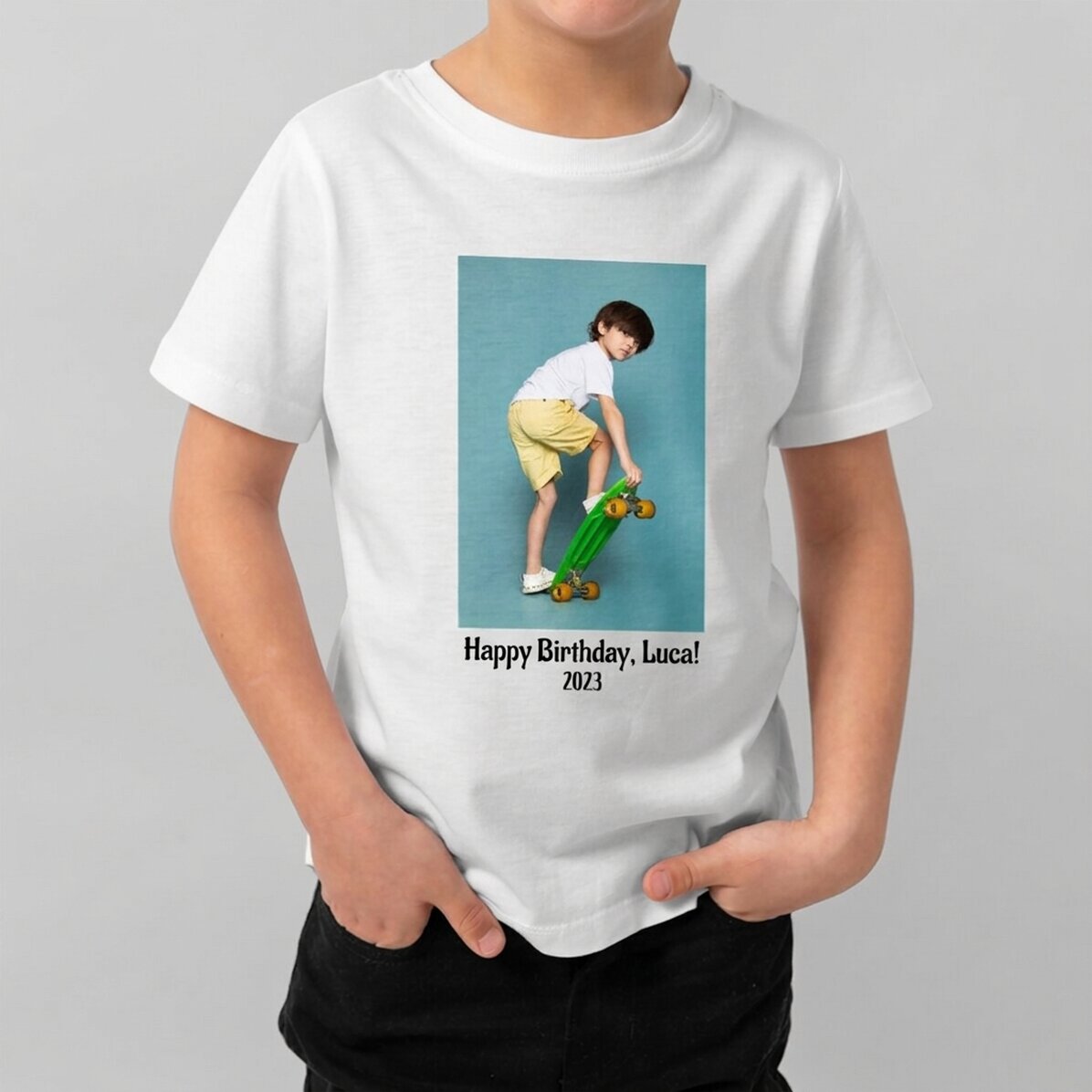 Baumwoll-T-Shirt für Kinder, individuell gestaltet mit einem Porträtfoto und einem Text