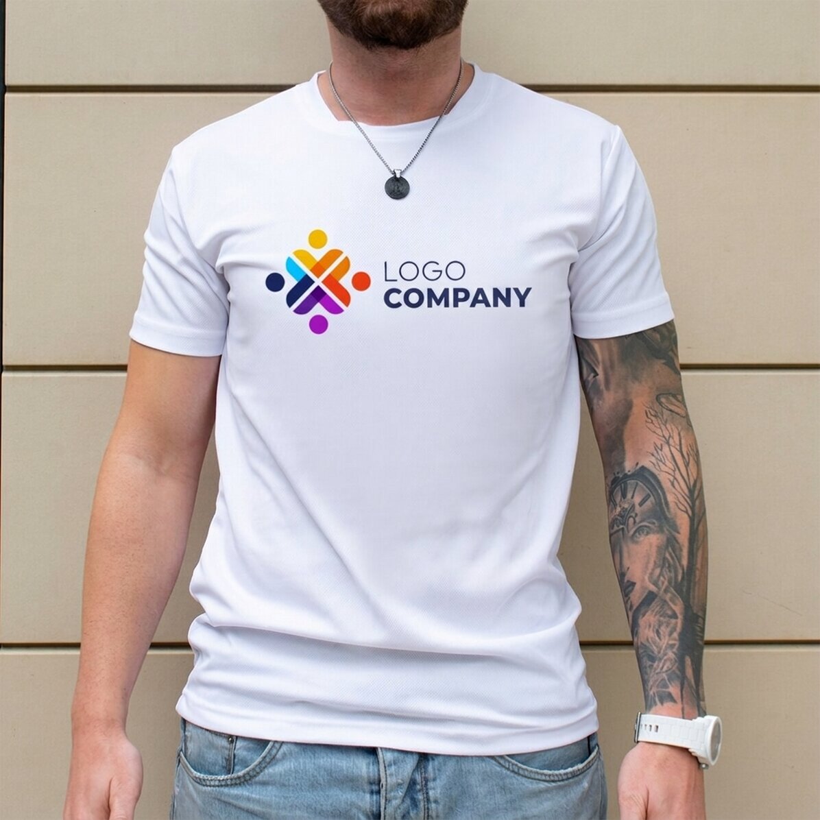 Individuell gestaltetes Sport-T-Shirt mit Logo im Querformat