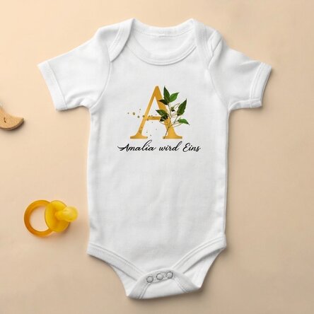 Personalisierter Baby-Body mit Initiale und Botschaft