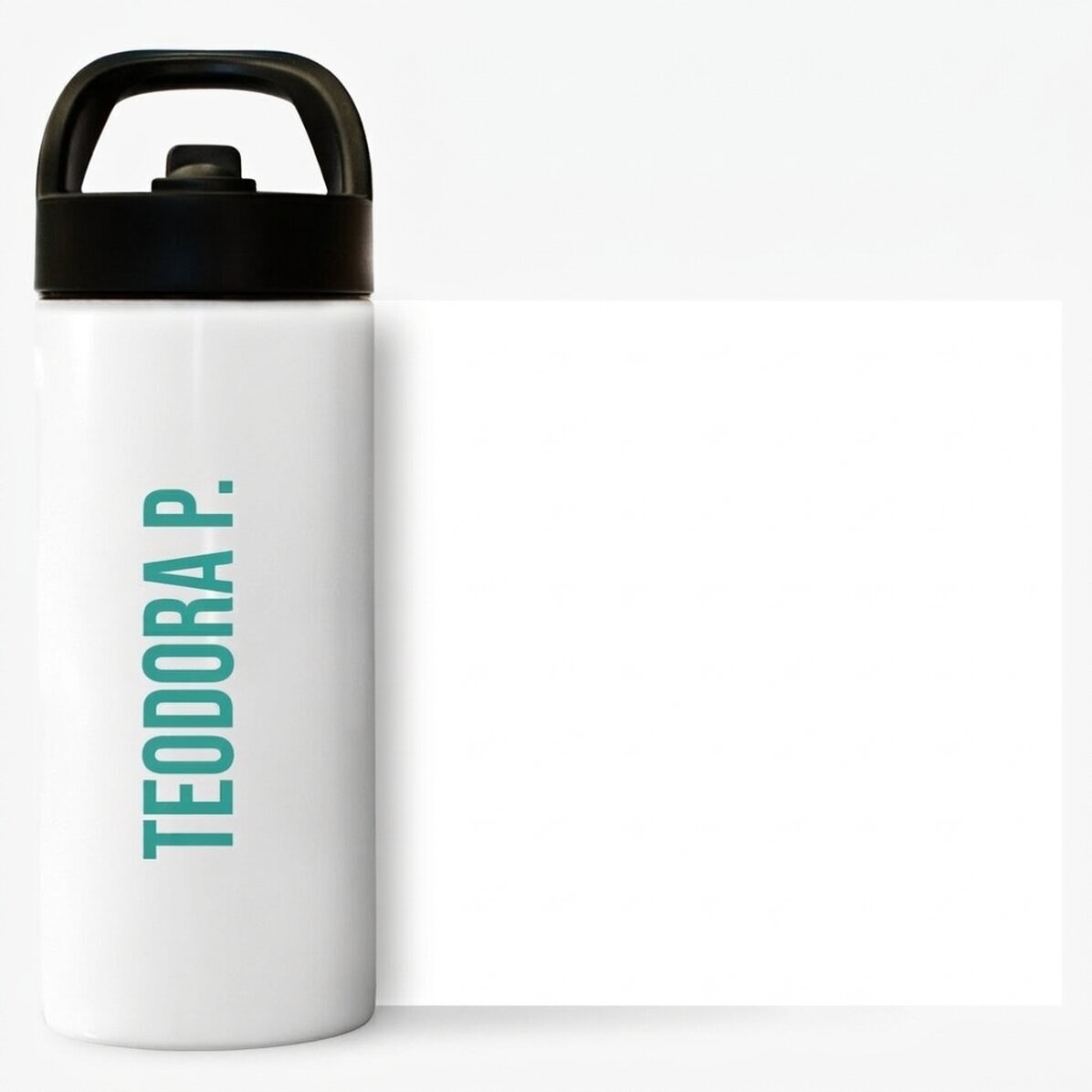 Thermoskanne mit Griff und Strohhalm, personalisiert mit Namen in vertikaler Schrift