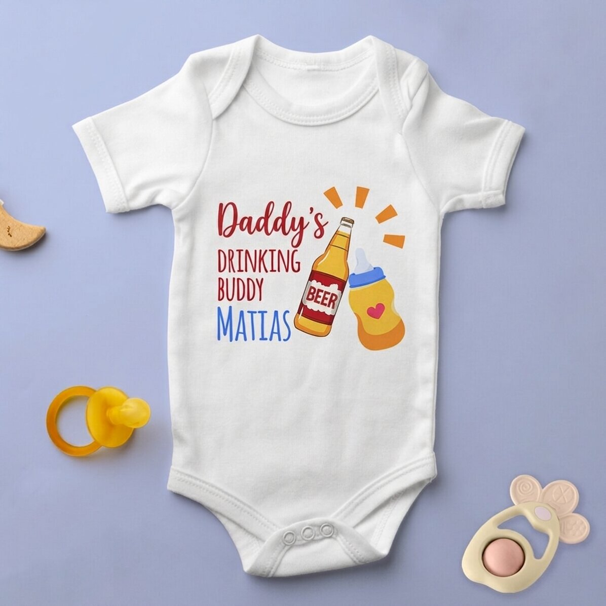 Personalisierter Baby-Body mit Aufdruck – „Drinking buddy“