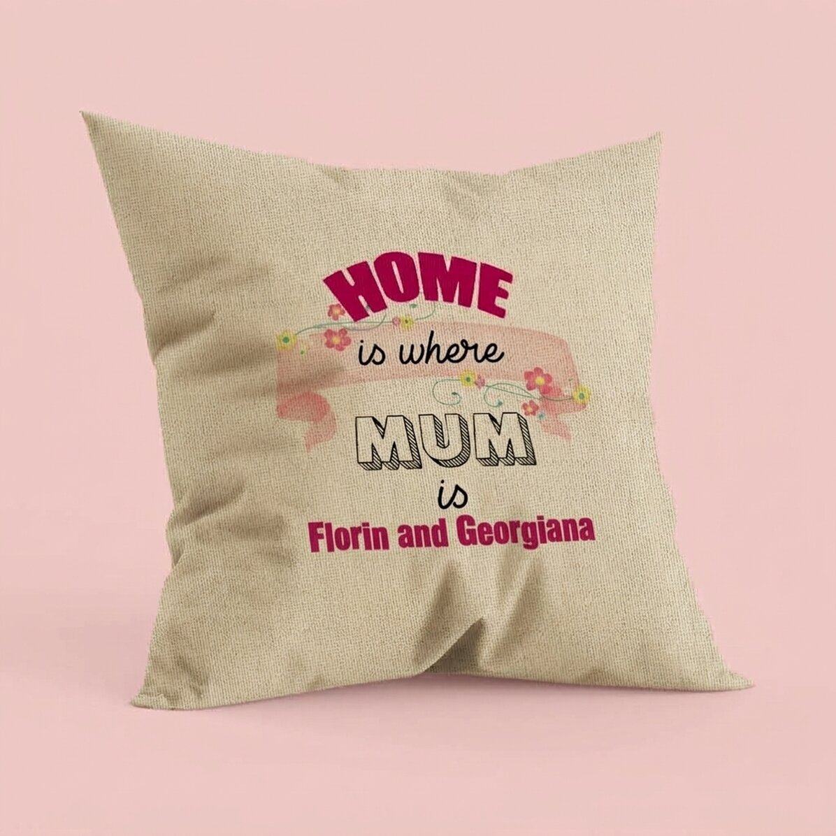 Personalisiertes Kissen mit Schriftzug – „Home is where mum is“ – In