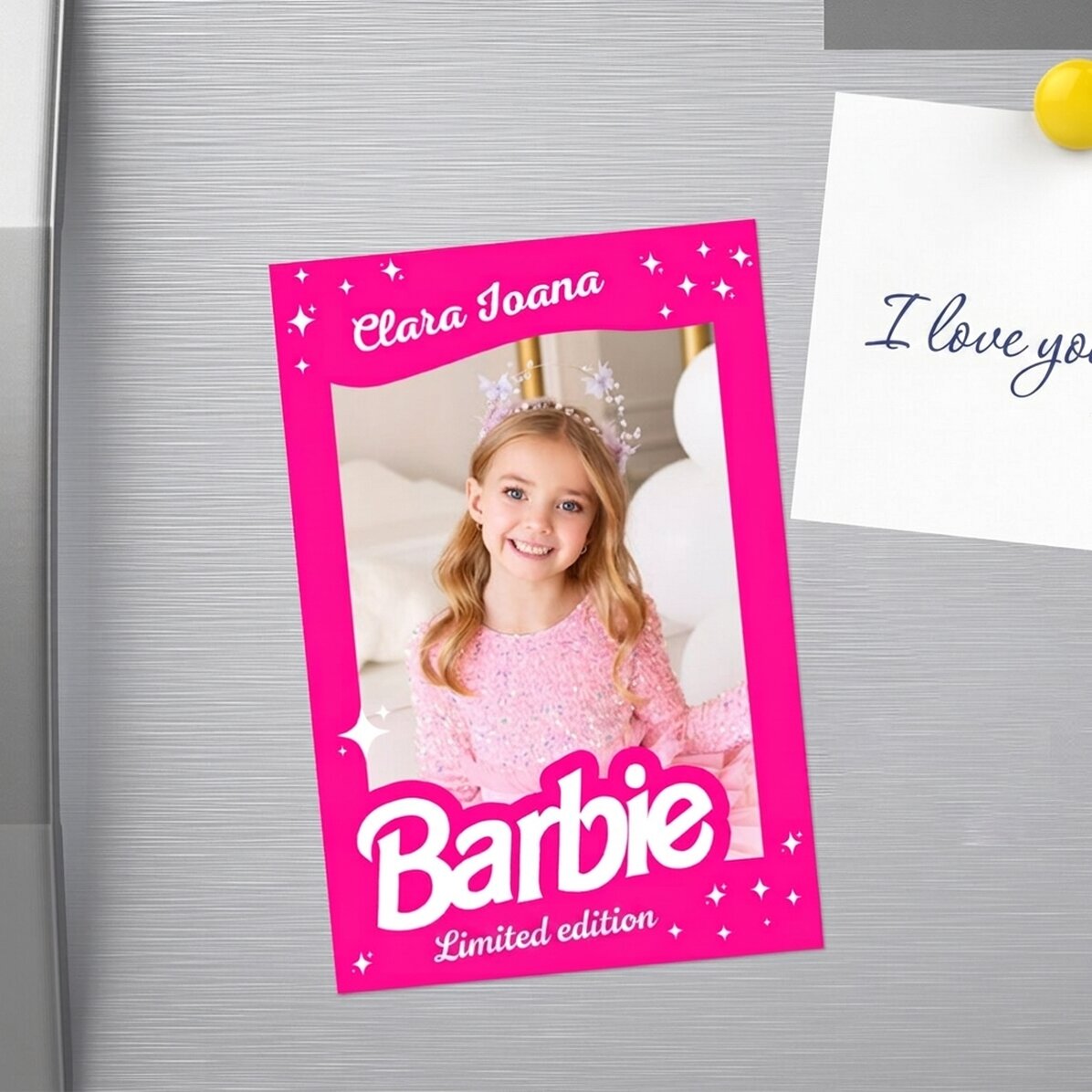 Individuell gestalteter Magnet (10 x 15 cm) mit Foto und Text – Barbie