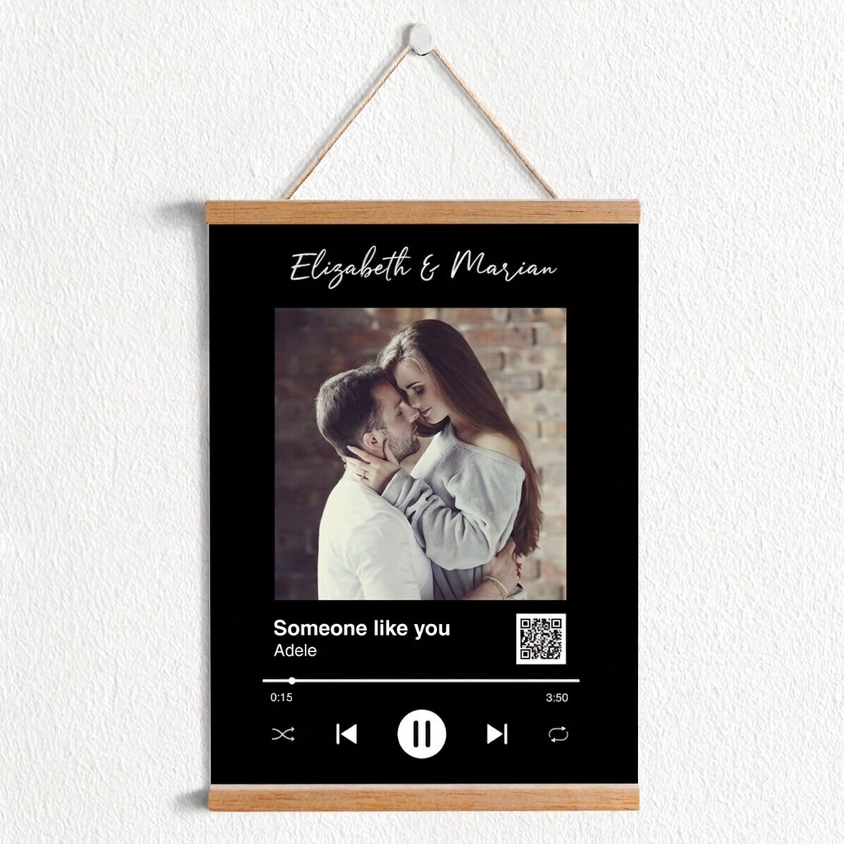 Personalisiertes Poster zum Aufhängen mit einem Foto, Text und QR-Code – Unser Lied