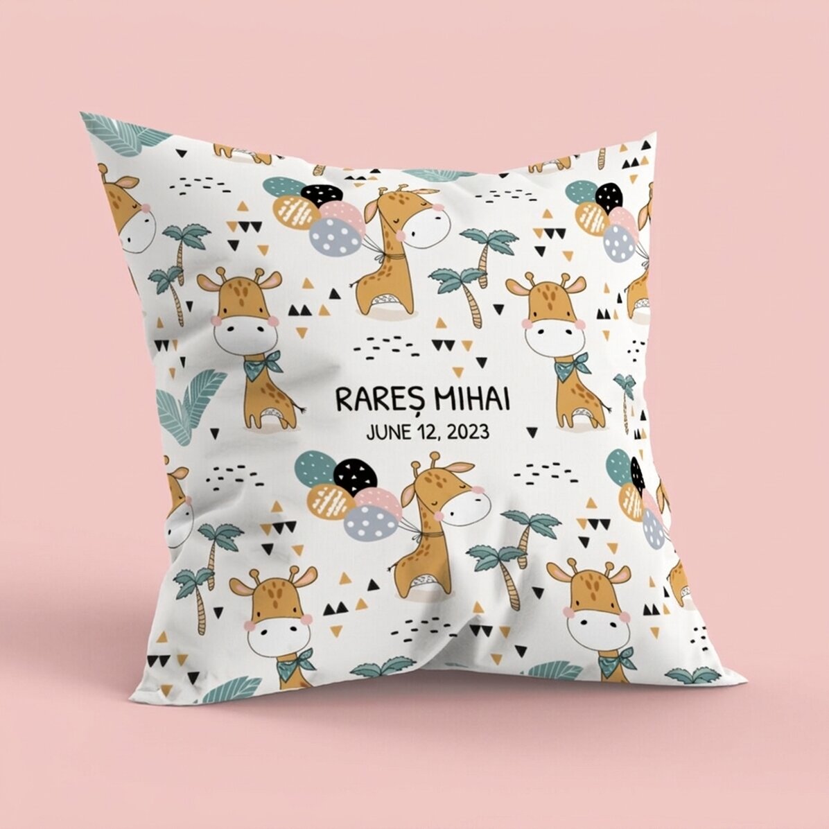 Personalisiertes Kissen mit Namen, großes Format – Giraffe