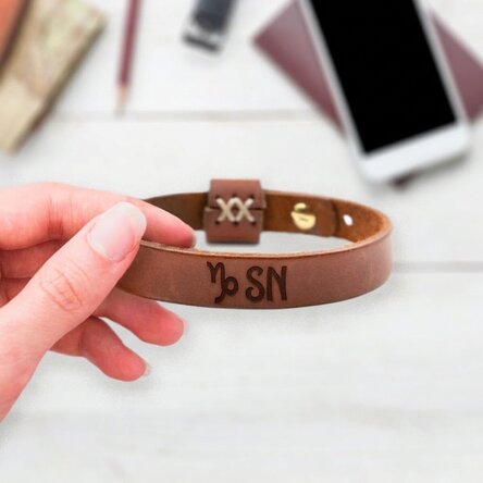 Personalisiertes Lederarmband mit Initialen und dem Sternzeichen Steinbock