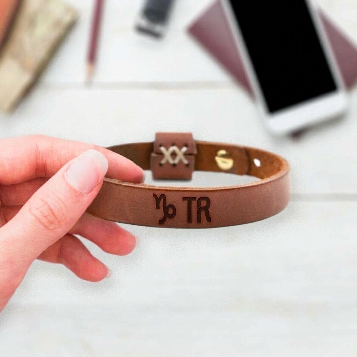 Personalisiertes Lederarmband mit Initialen und dem Sternzeichen Steinbock