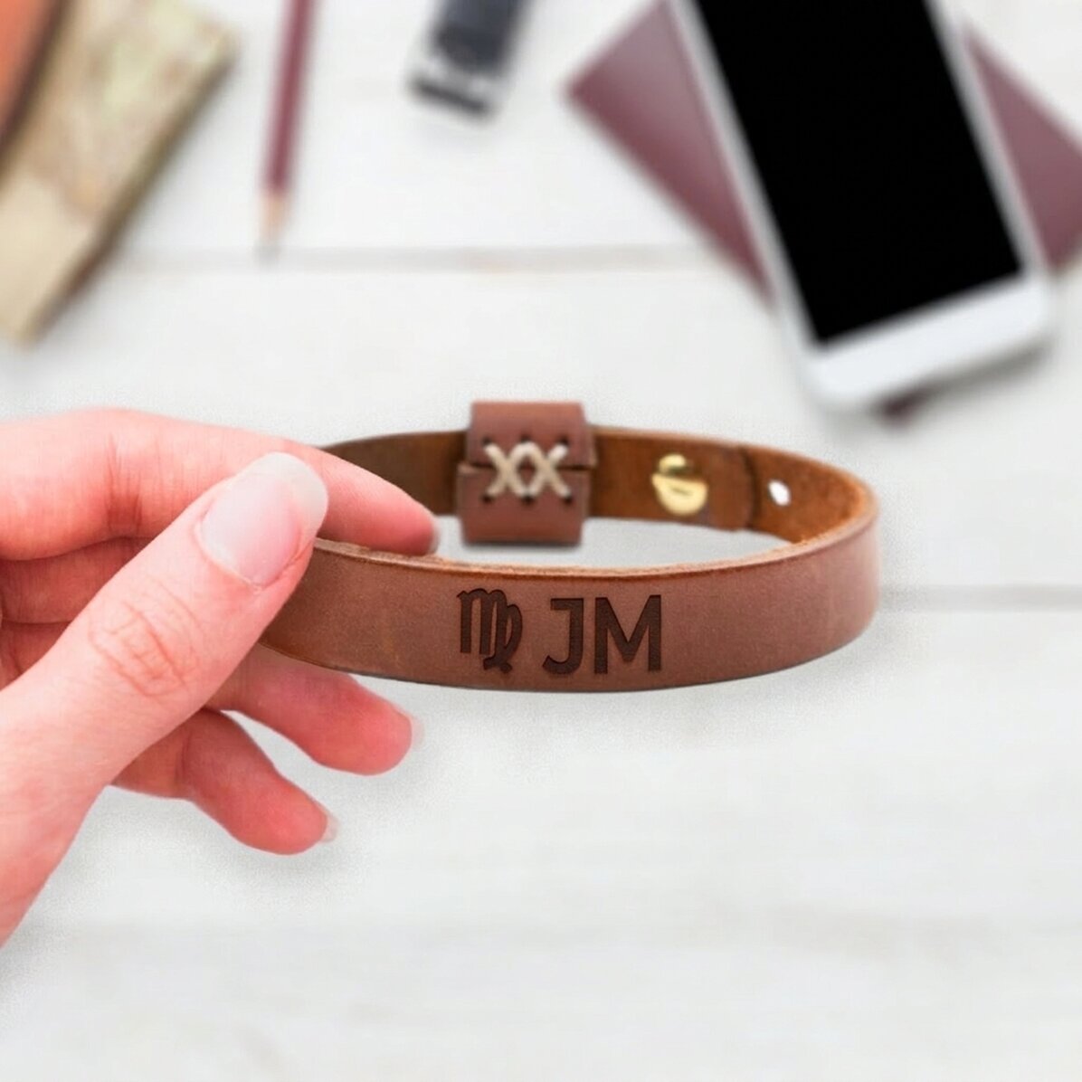 Personalisiertes Lederarmband mit Initialen und dem Sternzeichen Jungfrau