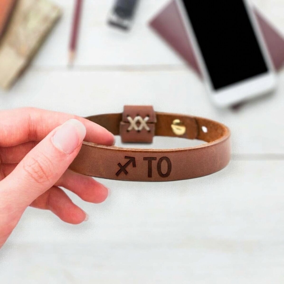 Personalisiertes Lederarmband mit Initialen und dem Sternzeichen Schütze