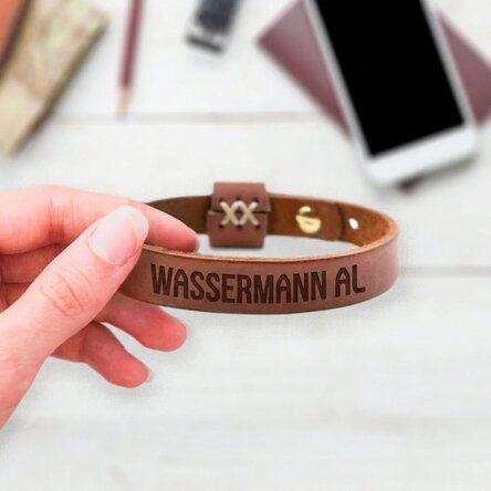 Personalisiertes Lederarmband mit Initialen und Sternzeichen