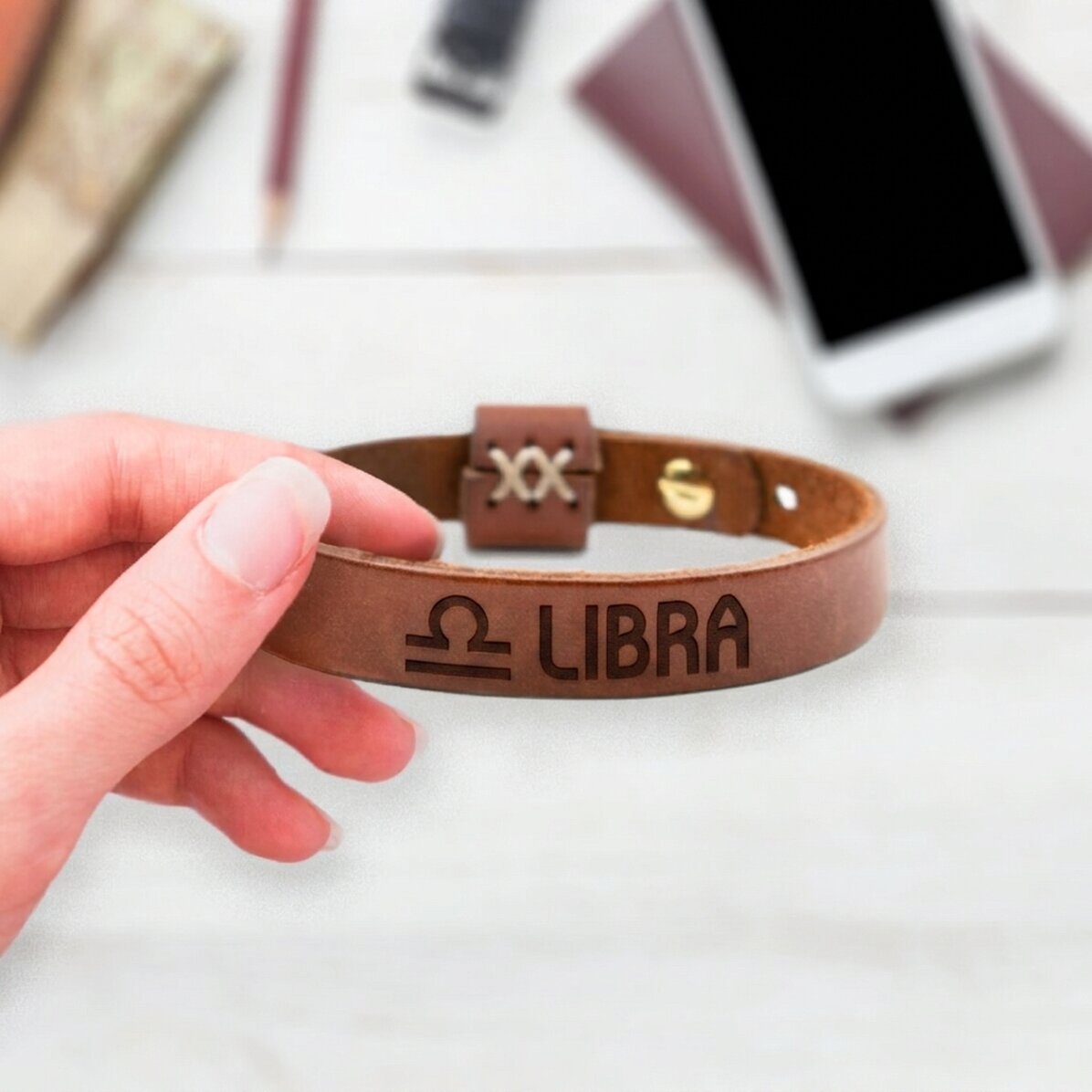 Personalisiertes Lederarmband mit Initialen und Sternzeichen